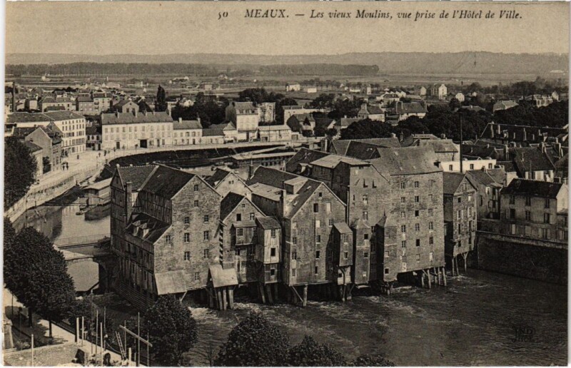 Carte postale ancienne Meaux Le Vieux Moulins - Vue prise de l'Hotel de Ville à Meaux