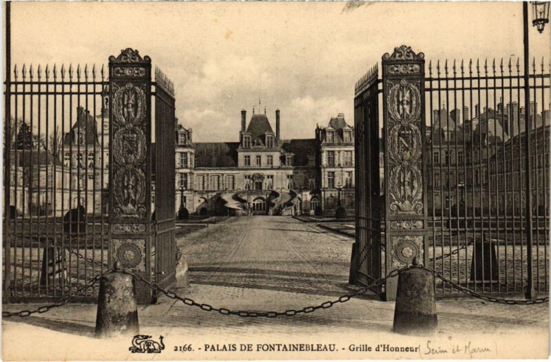 Carte postale ancienne Fontainebleau Palais - Grille d'Honneur à Fontainebleau