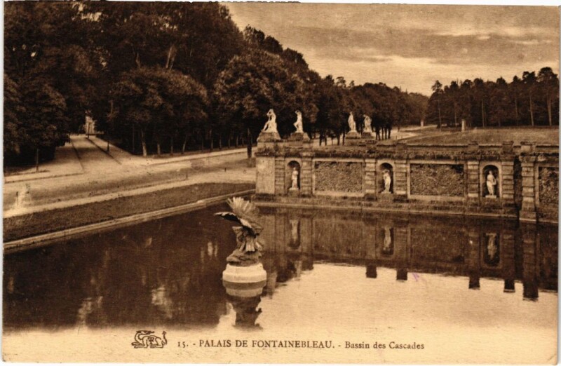 Carte postale ancienne Fontainebleau Palais - Bassin des Cascades à Fontainebleau