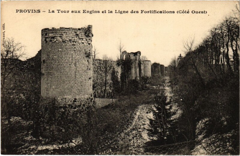 Carte postale ancienne Provins La Tour aux Engins et la Ligne des Fortifications à Provins
