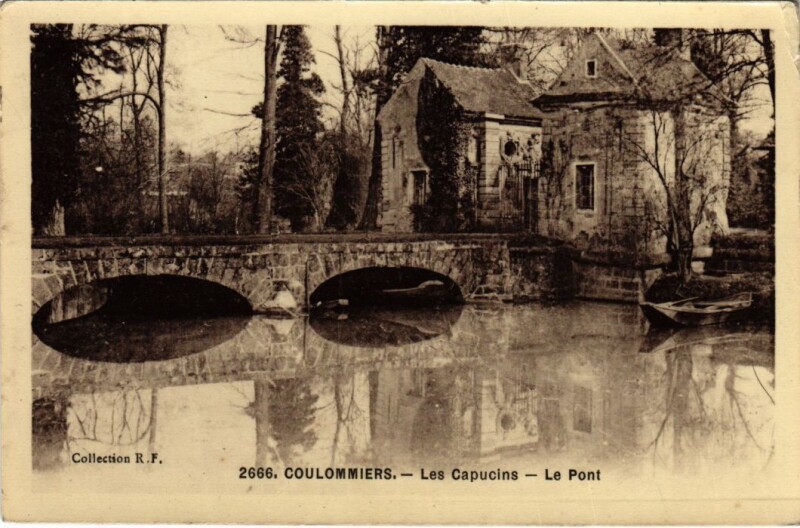 Carte postale ancienne Coulommiers Les Capucins - Le Pont à Coulommiers