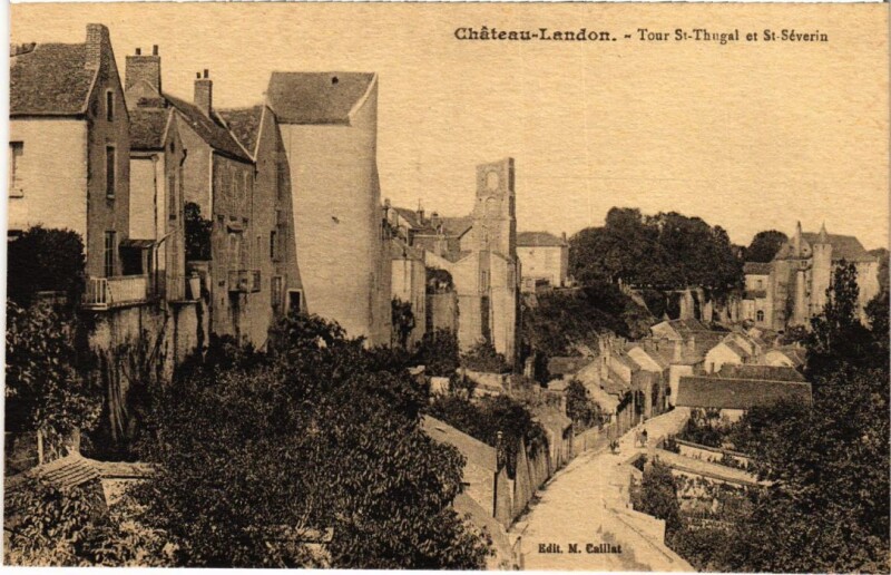 Carte postale ancienne Chateau-Landon Tour Saint-Thugal