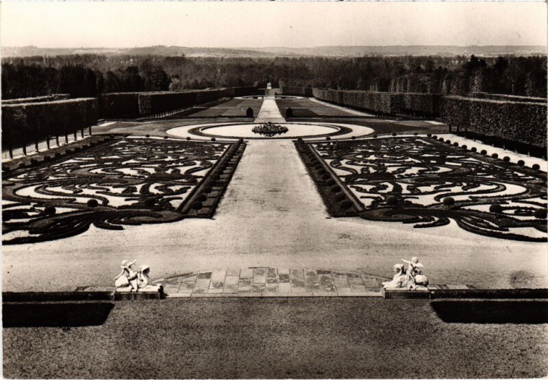 Carte postale ancienne Les Jardins du Château - Le Parterre de Broderie à Champs-sur-Marne