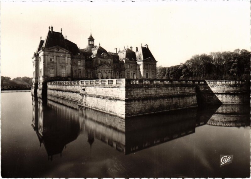 Carte postale ancienne Env. de Melun Chateau de Vaux-le-Vicomte Les Fosses et le Chateau à Melun