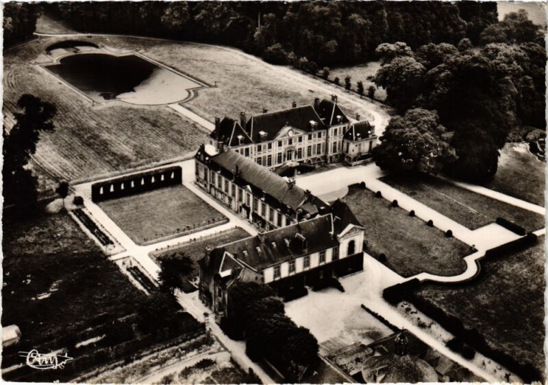 Carte postale ancienne Guermantes Vue Aerienne du Chateau Feodal à Guermantes