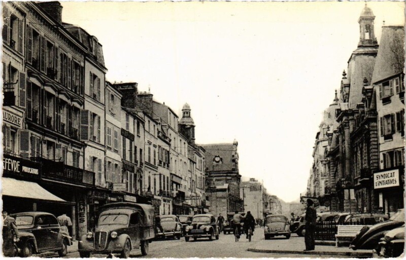 Carte postale ancienne Fontainebleau La Rue Grande et Hotel de Ville à Fontainebleau