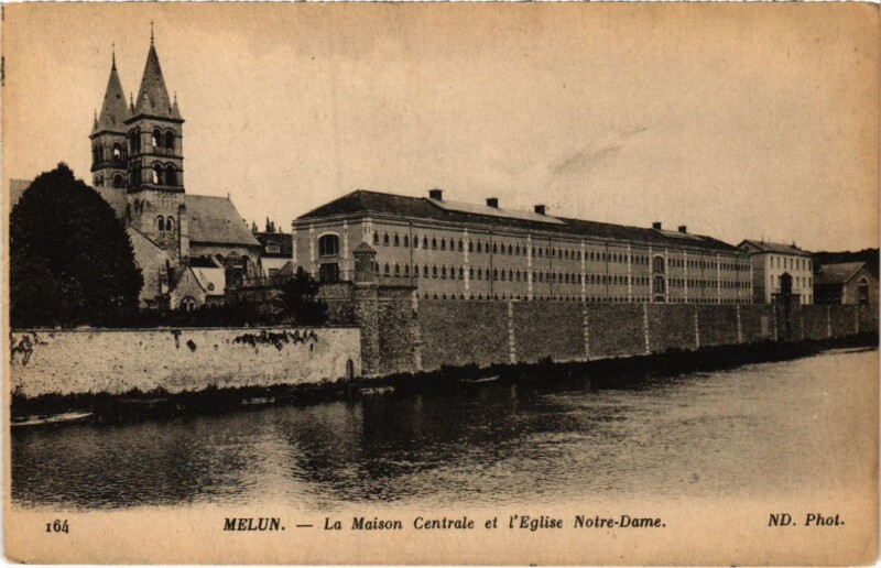 Carte postale ancienne Melun Maison Centrale et Eglise Notre Dame à Melun