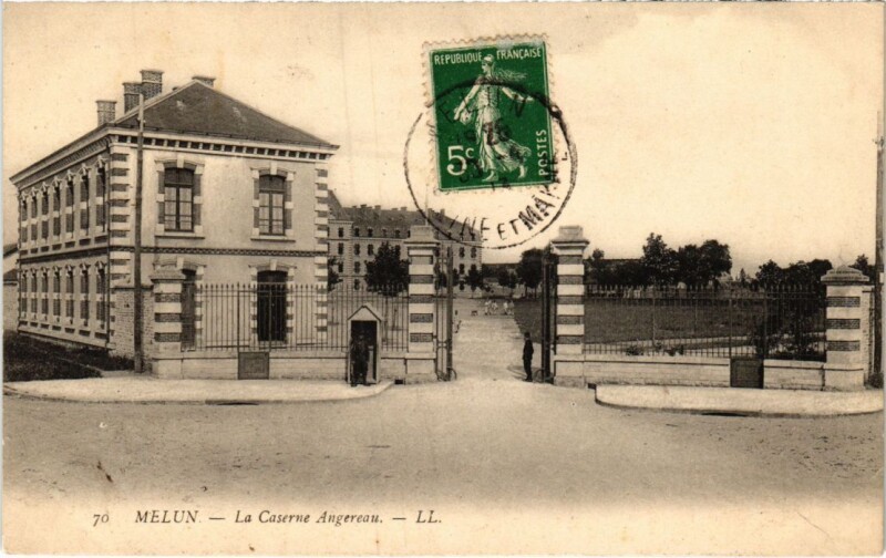 Carte postale ancienne Melun Caserne Angereau à Melun