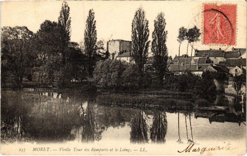 Carte postale ancienne Moret Vieille Tour des Remparts et le Loing