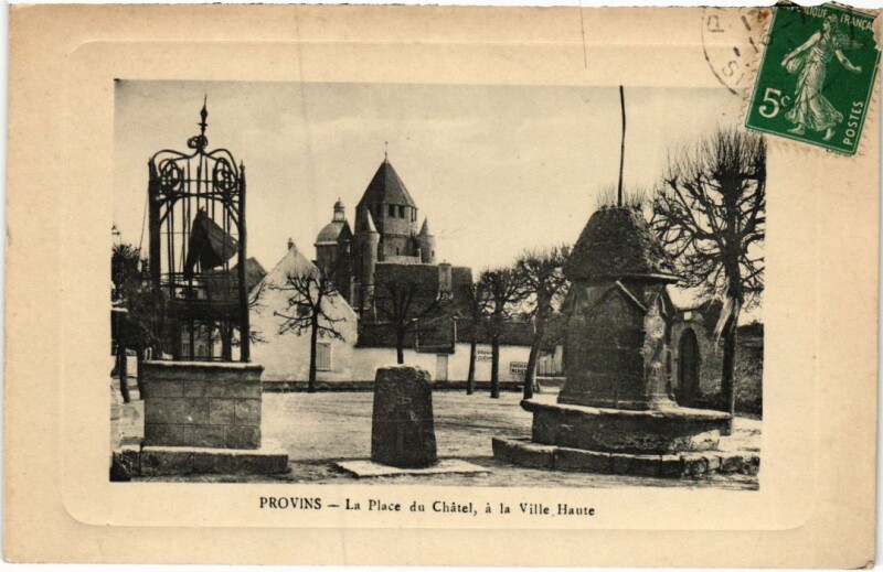 Carte postale ancienne Provins La Place du Chatel à Provins