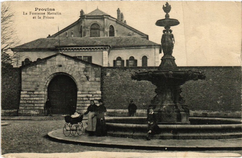 Carte postale ancienne Provins Fontaine Mattelin et le Prison à Provins