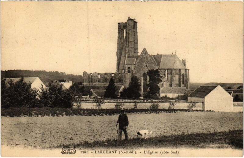 Carte postale ancienne Larchant Eglise à Larchant