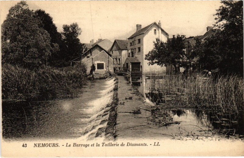 Carte postale ancienne Nemours Le Barrage et la Taillerie de Diamants à Nemours