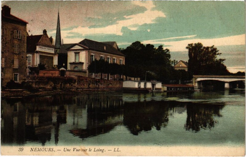 Carte postale ancienne Nemours une vue sur le Loing à Nemours