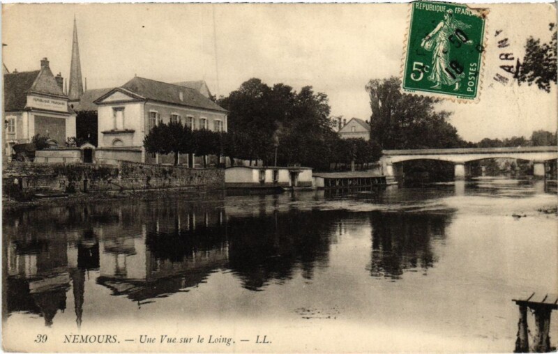 Carte postale ancienne Nemours une vue sur le Loing à Nemours
