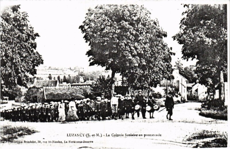 Carte postale ancienne Luzancy La Colonie Scolaire en promenade à Luzancy