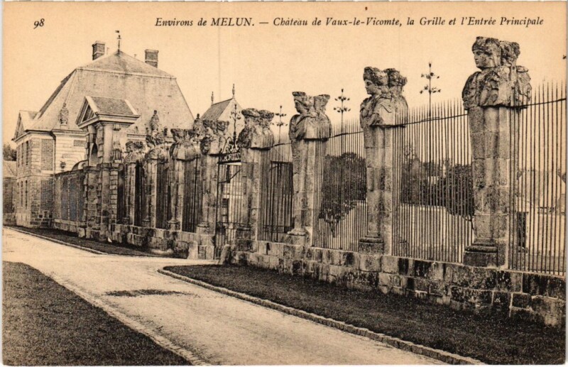 Carte postale ancienne Melun Chateau de Vaux le Vicomte la Grille et entree à Melun