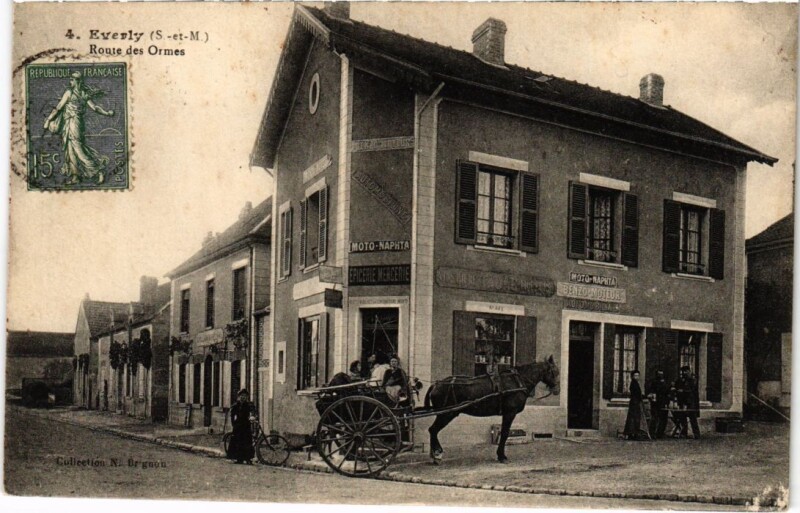 Carte postale ancienne Everly Route des Ormes à Everly