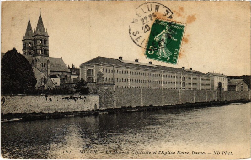 Carte postale ancienne Melun Maison Centrale etEglise Notre Dame à Melun