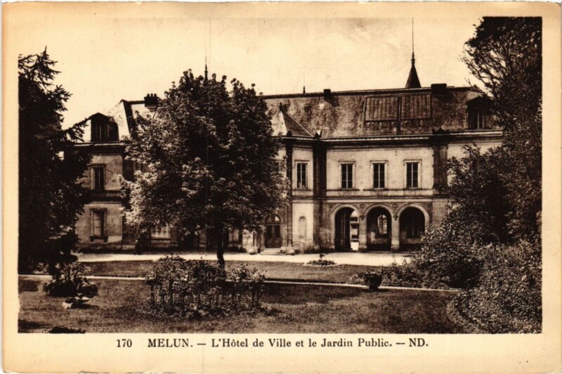 Carte postale ancienne Melun Hotel de Ville et Jardin Public à Melun