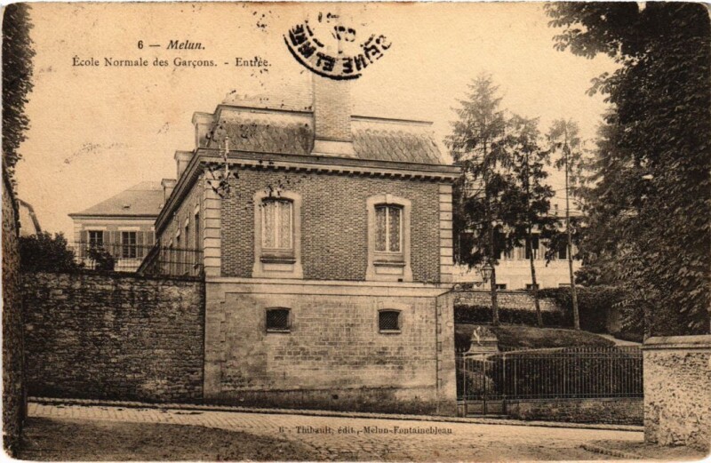Carte postale ancienne Melun Ecole Normale des Garcons entree à Melun