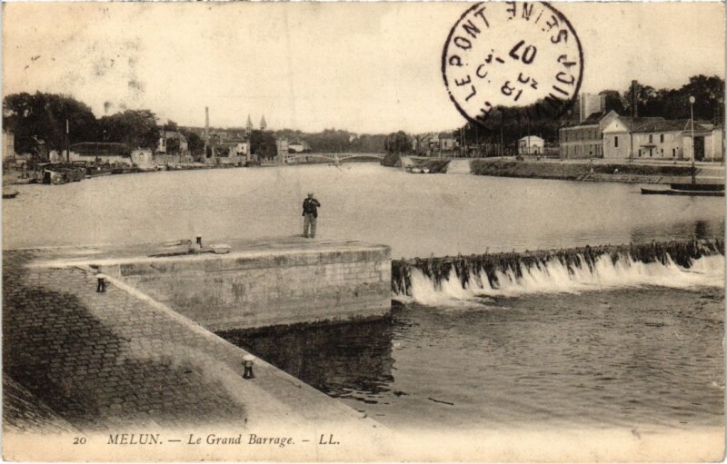 Carte postale ancienne Melun Le Grand Barrage à Melun