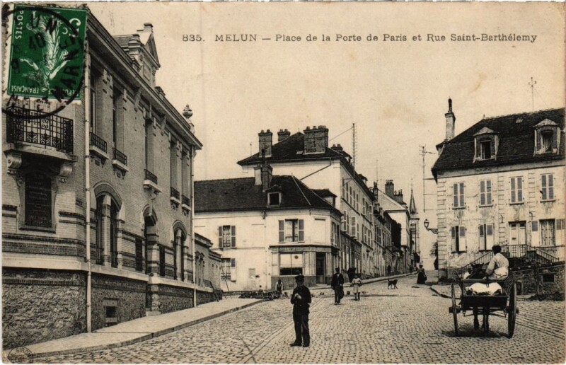 Carte postale ancienne Melun Place de la Porte de Paris à Melun