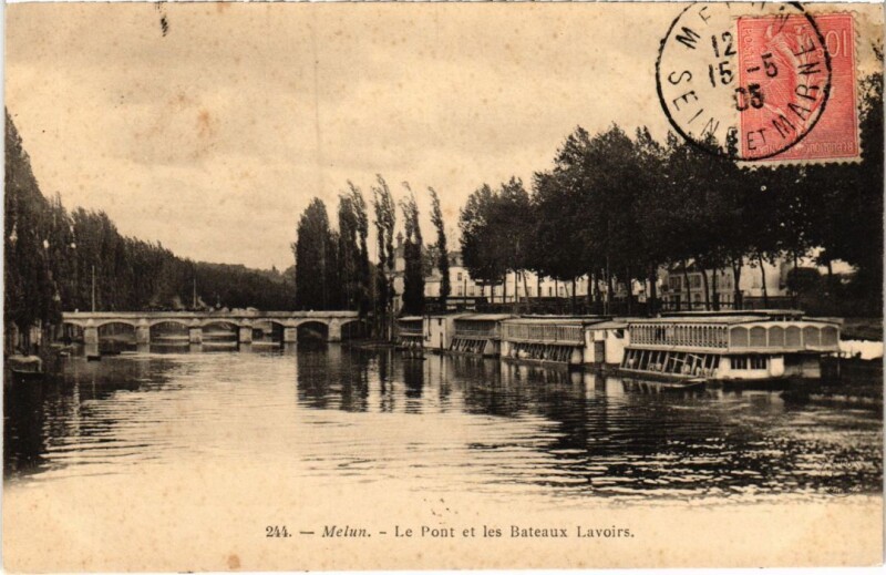 Carte postale ancienne Melun Pont et les Bateaux Lavoirs à Melun