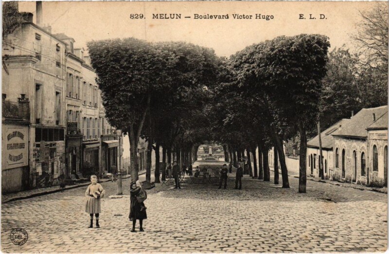 Carte postale ancienne Melun Boulevard Victor Hugo à Melun