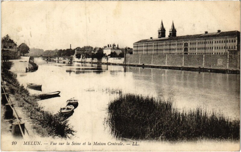 Carte postale ancienne Melun vue sur la Seine et Maison Centrale à Melun