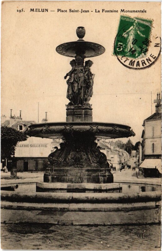 Carte postale ancienne Melun Place Saint-Jean Fontaine Monumentale à Melun