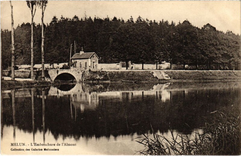 Carte postale ancienne Melun Embouchure de l'Almont à Melun