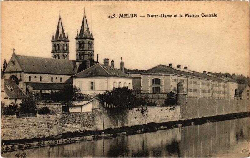 Carte postale ancienne Melun Notre Dame et le Maison Centrale à Melun