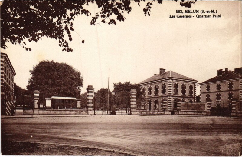 Carte postale ancienne Melun Les Casernes Quartier Pajol à Melun