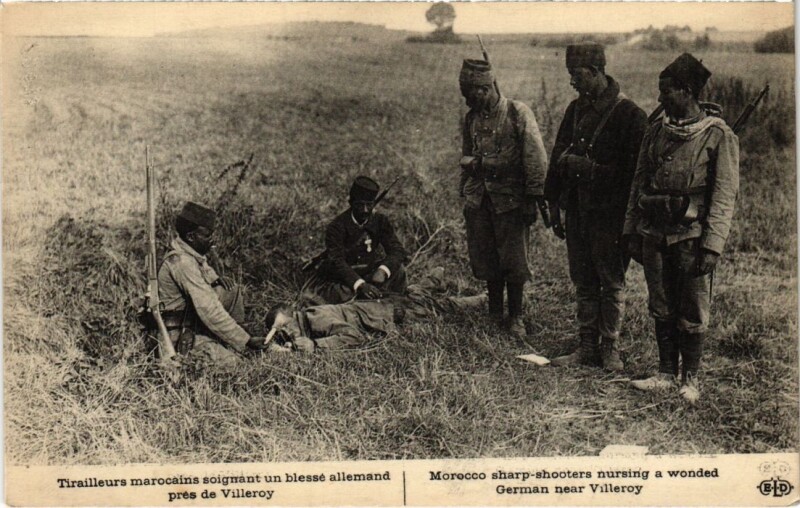 Carte postale ancienne Villeroy Tirailleurs marocains soignant un blesse allemand à Villeroy