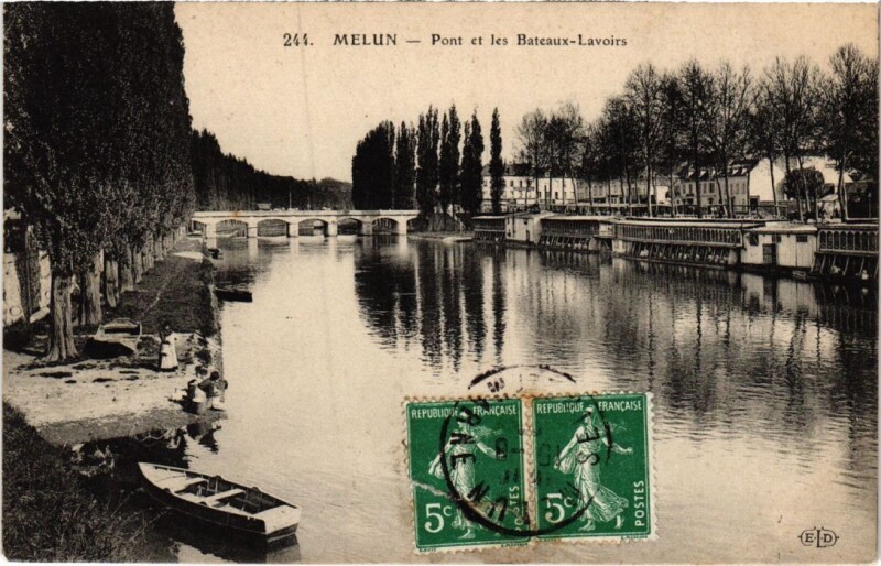 Carte postale ancienne Melun Pont et les Bateaux Lavoirs à Melun