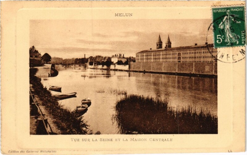 Carte postale ancienne Melun vue sur la Seine et la Maison Centrale à Melun