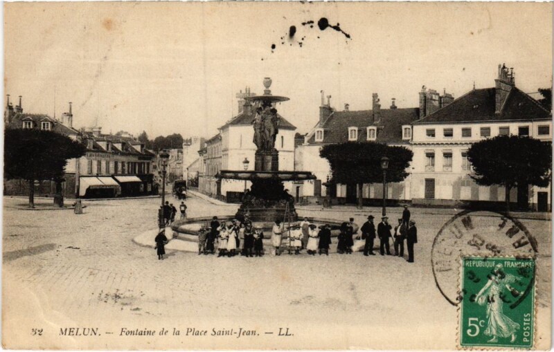 Carte postale ancienne Melun Fontaine de la Place Saint-Jean à Melun