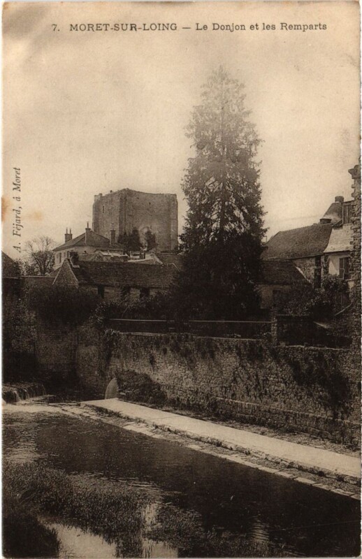 Carte postale ancienne Moret Le Donjon et les Remparts
