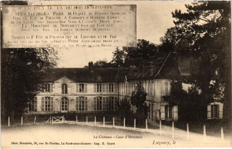 Carte postale ancienne Luzancy Le Chateau Cour d'Honneur à Luzancy