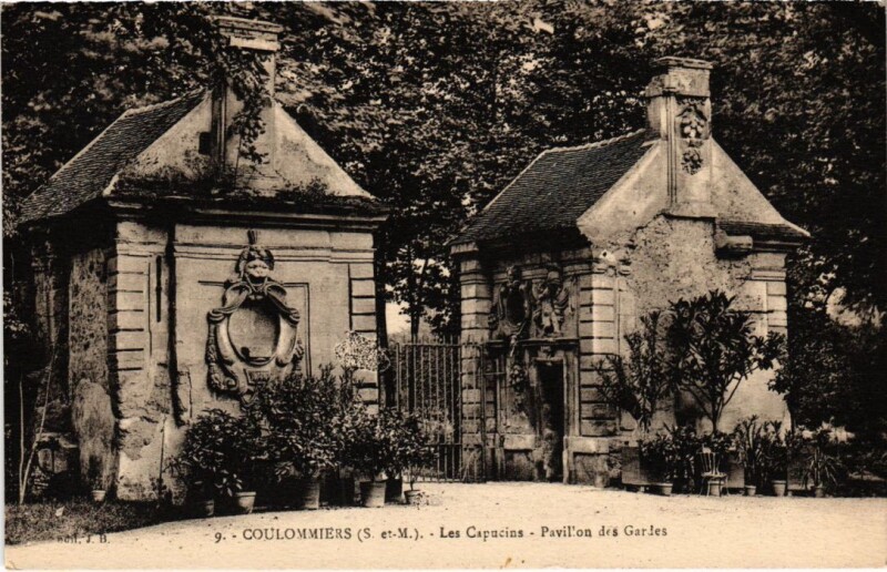 Carte postale ancienne Coulommiers Les Capucins Pavillon des Gardes à Coulommiers