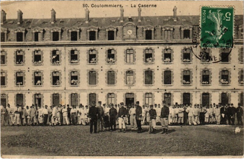 Carte postale ancienne Coulommiers La Caserne à Coulommiers