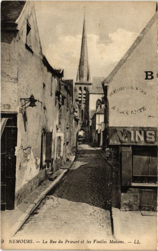 Carte postale ancienne Nemours Rue du Prieure et les Vieilles Maisons à Nemours