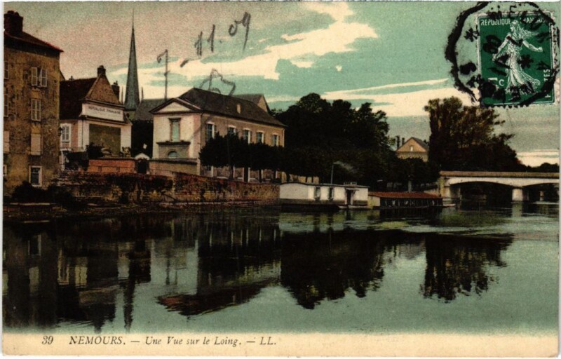 Carte postale ancienne Nemours une vue sur le Loing à Nemours
