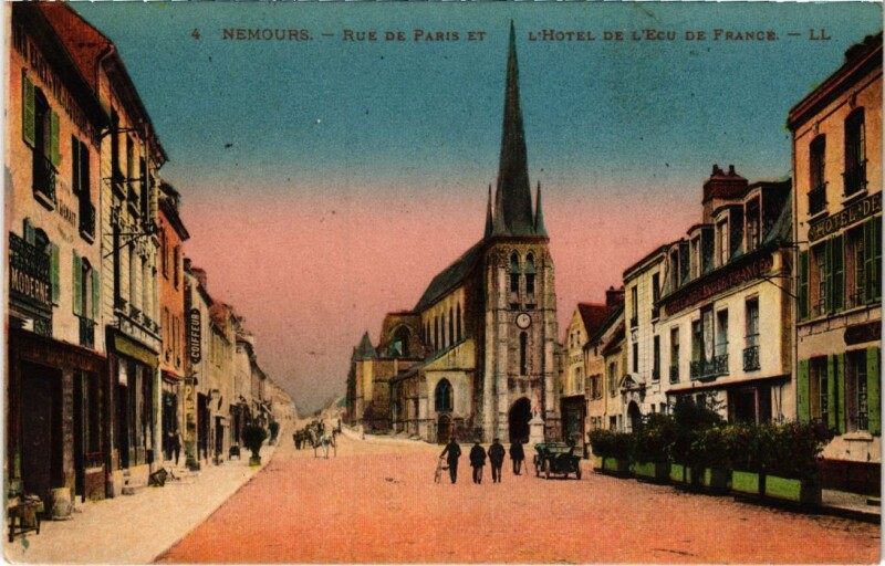 Carte postale ancienne Nemours Rue de Paris et l'Hotel de l'Ecu à Nemours