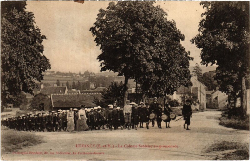 Carte postale ancienne Luzancy La Colonie Scolaire en promenade à Luzancy