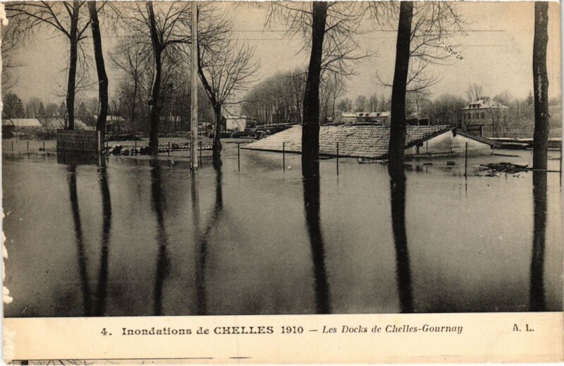 Carte postale ancienne Inondations de Chelles Les Docks à Chelles