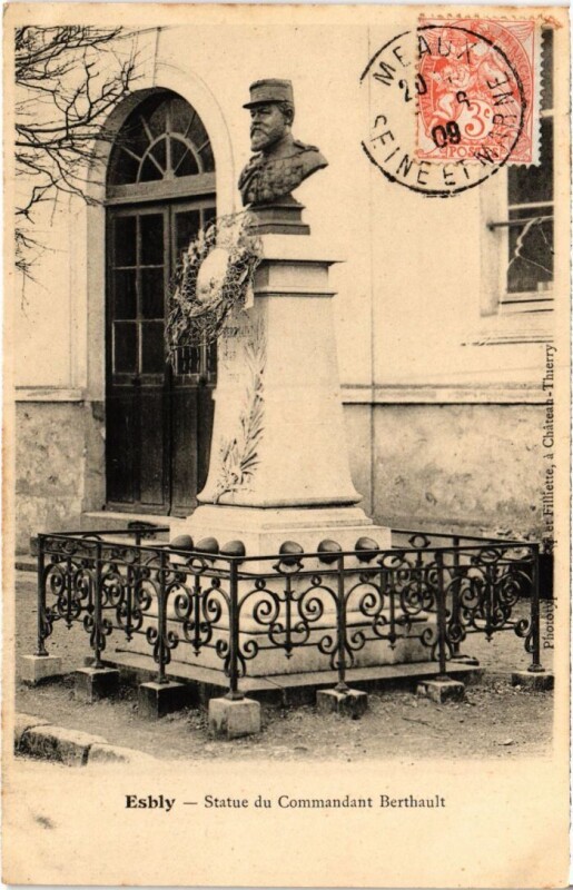 Carte postale ancienne Esbly Statue du Commandant Berthault à Esbly
