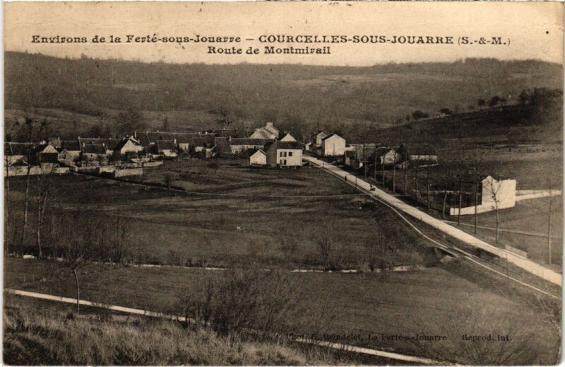 Carte postale ancienne Courcelles Route de Montmirail
