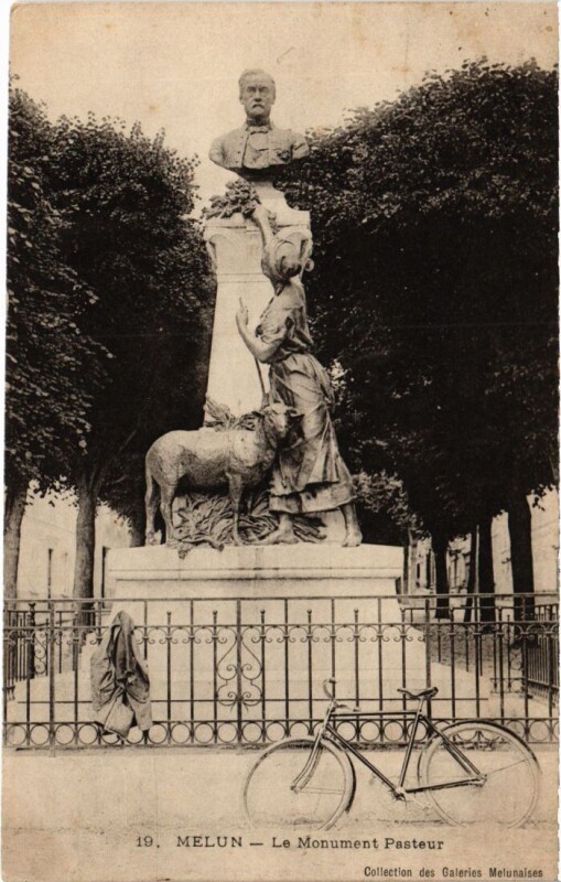 Carte postale ancienne Melun Monument Pasteur à Melun